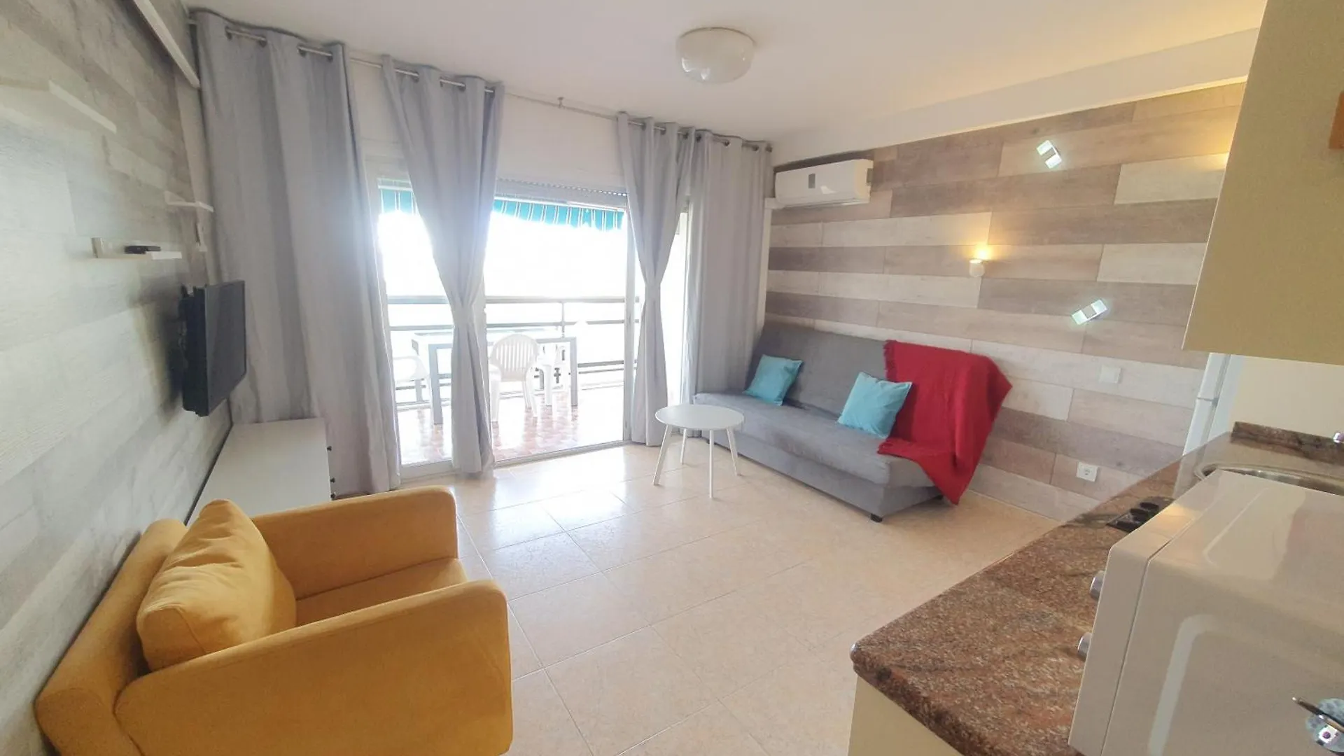 Apartamento SALOU,Carrer de París, playa centro. Piscina. España