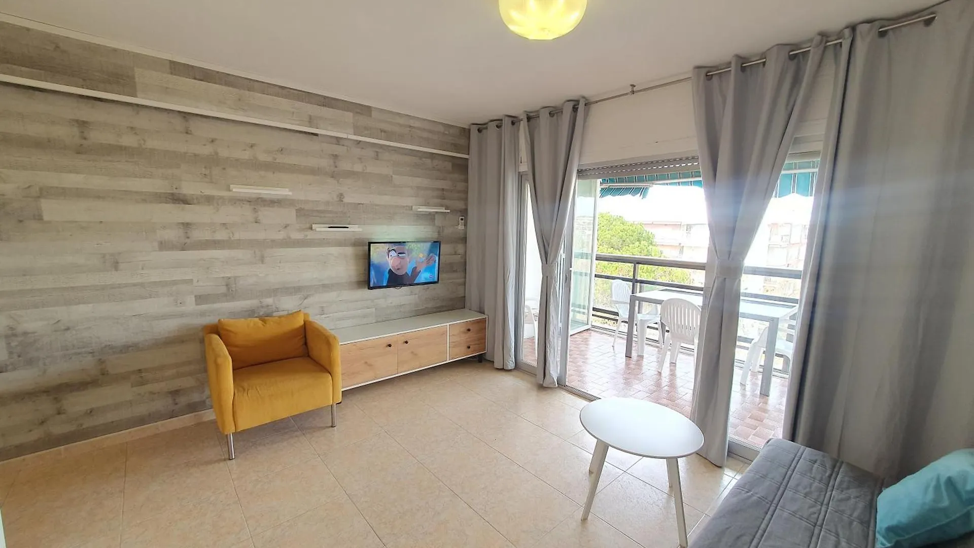 Apartamento SALOU,Carrer de París, playa centro. Piscina.