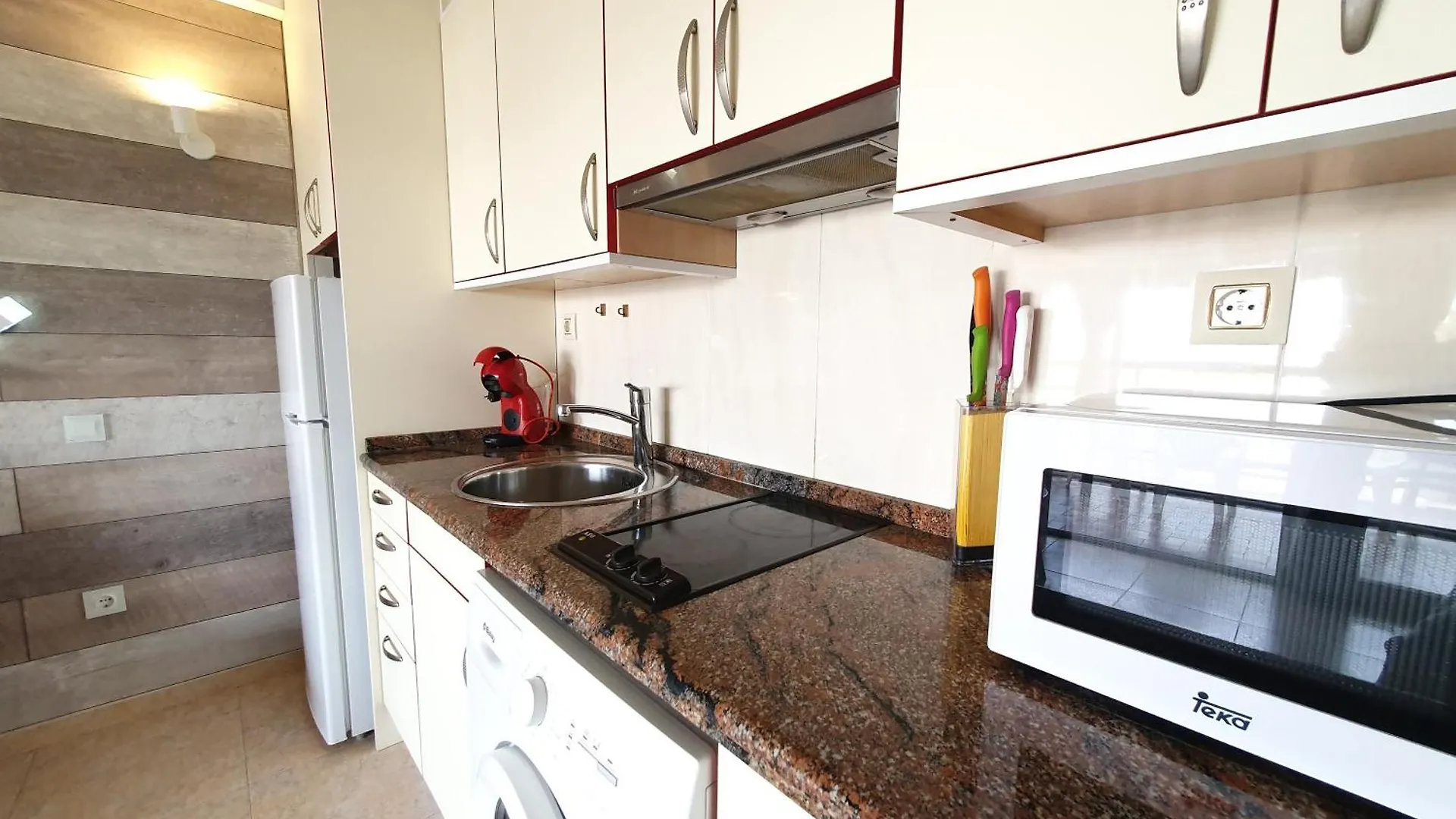 Apartamento SALOU,Carrer de París, playa centro. Piscina.