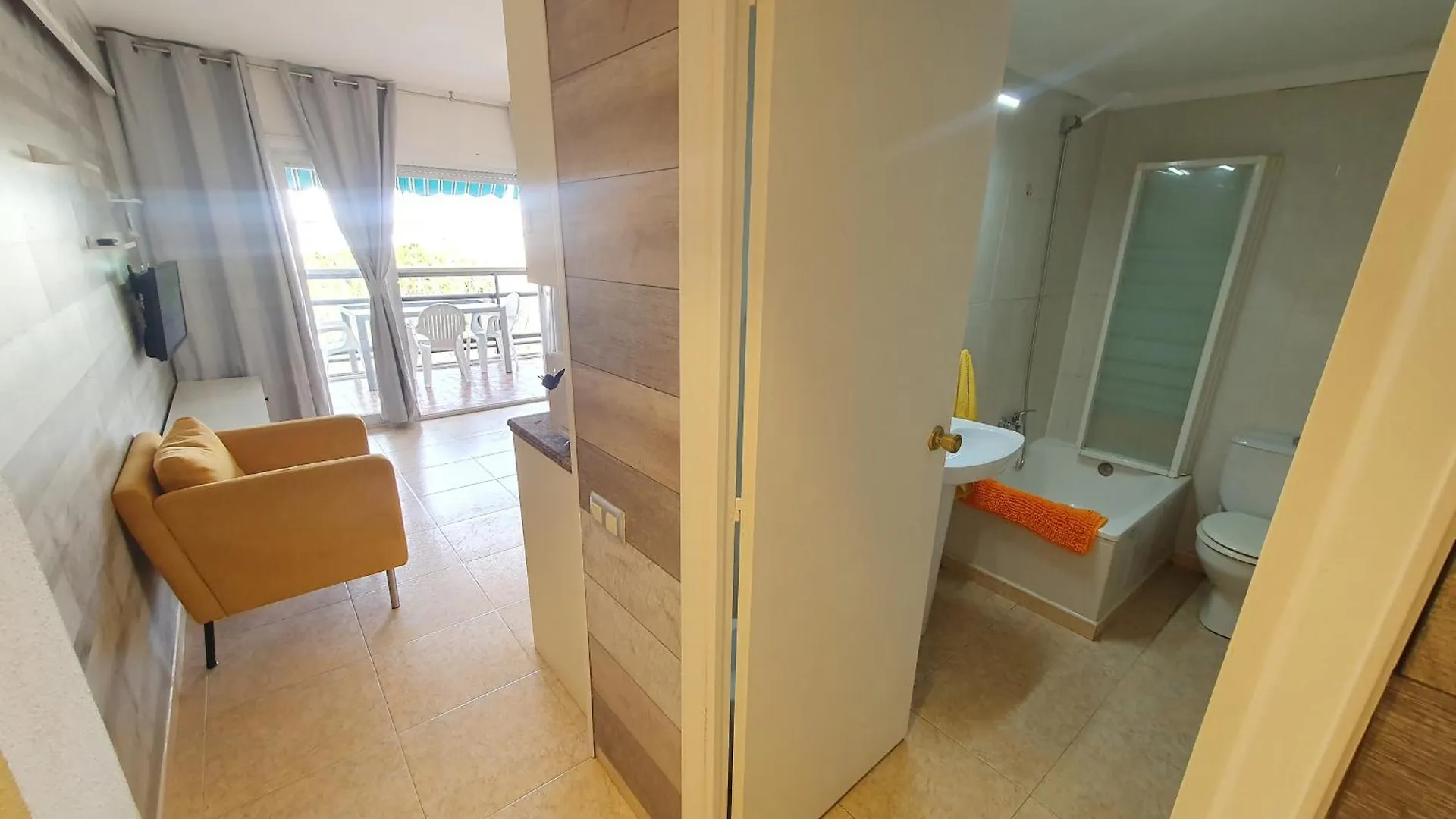 Apartamento SALOU,Carrer de París, playa centro. Piscina.